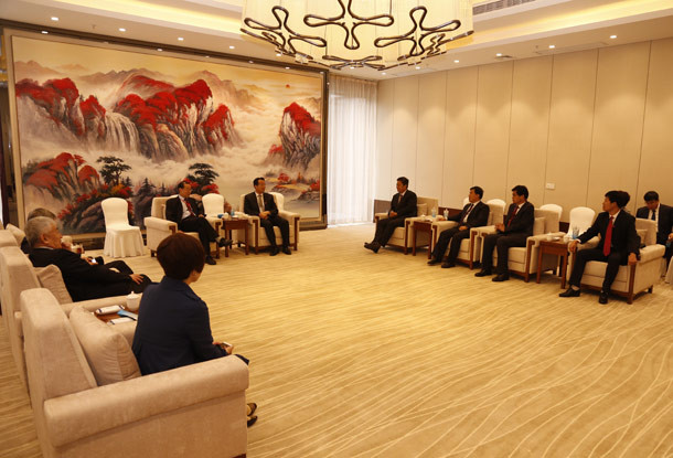 中房协领导与出席会议的韩城市四大班子领导会晤
